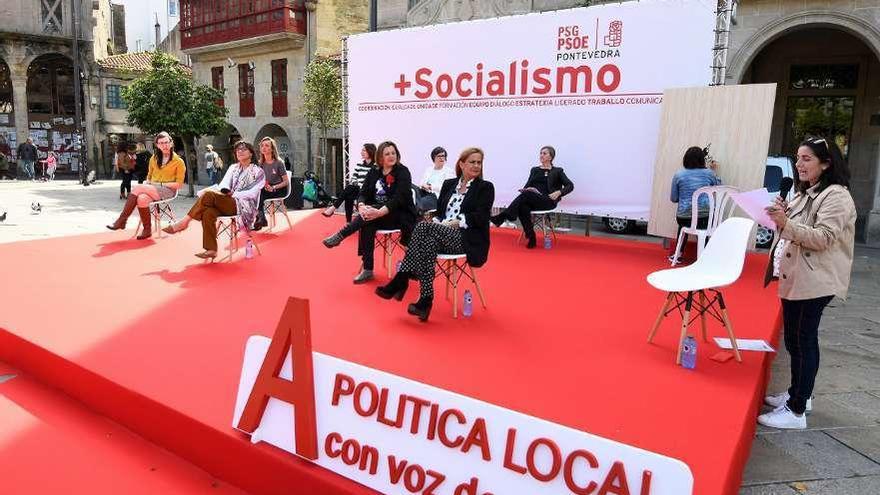 Las mujeres dirigentes socialistas participantes en el acto de ayer en A Ferrería. // Gustavo Santos