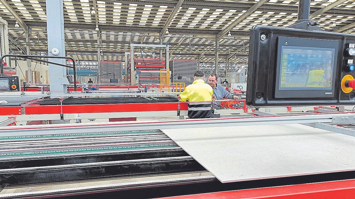 Imagen de la línea de producción de cerámica en una fábrica de Castellón.