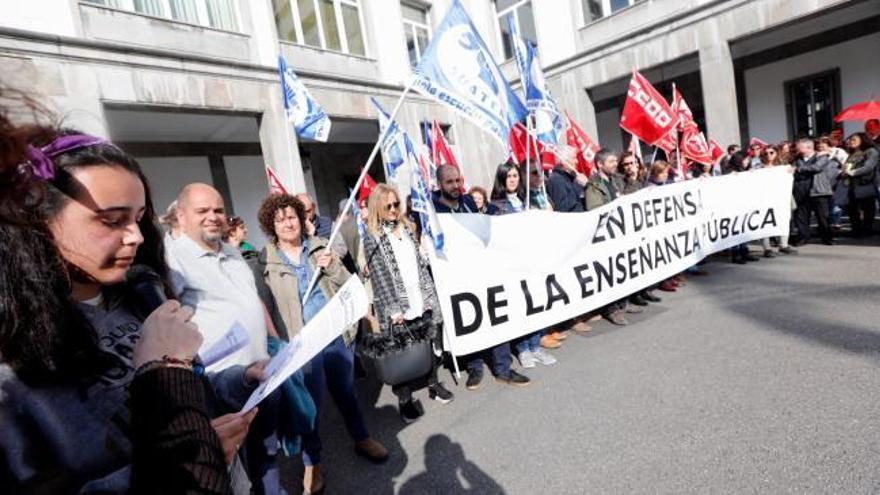 Familias, estudiantes y sindicatos exigen en Oviedo  el fin de los "recortes" en la enseñanza pública