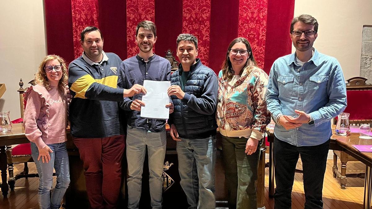 Los concejales de Independents por Morella y el PP posan con el texto del presupuesto, ya aprobado definitivamente.