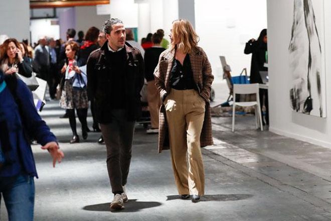 Marta Ortega con abrigo de cuadros de Zara y pantalones de pata de elefante