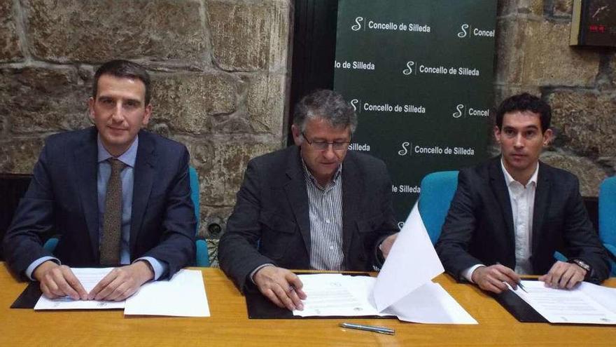 Oriol Sarmiento, Manuel Cuiña y Ricardo González Santos, ayer, durante la firma del acuerdo.