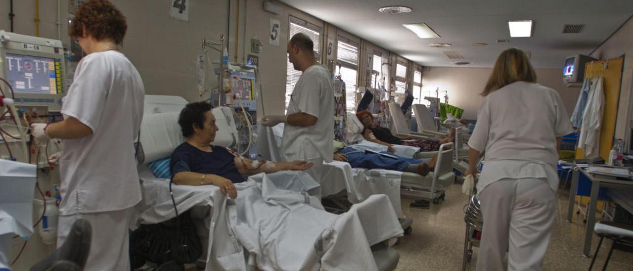 Pacientes de diálisis en el Hospital General de Alicante.