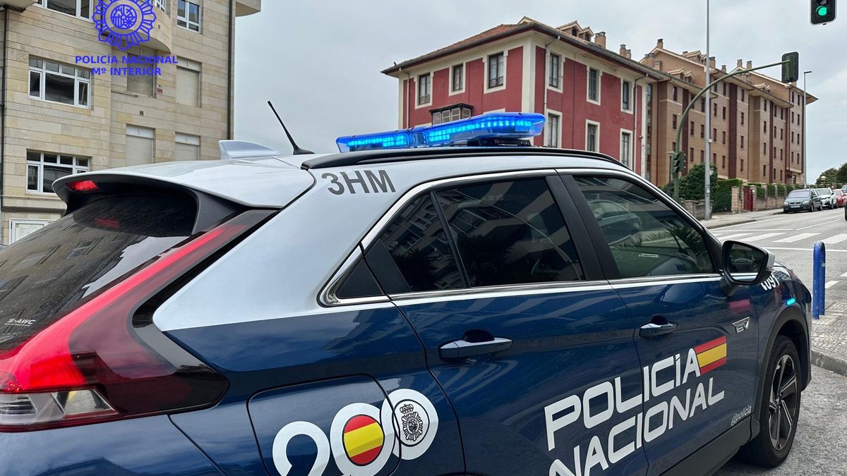 Detenido en San Blas un hombre armado con cuchillos tras atacar a varios policías y atrincherarse en su vivienda