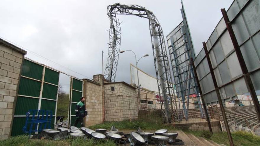 El viento derriba una torreta de iluminación del estadio Príncipe Felipe de Cáceres y el techo de un instituto en Calamonte