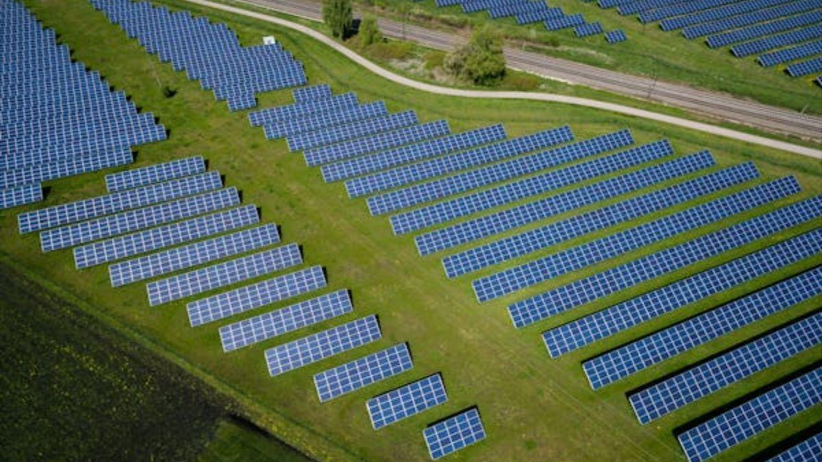 El objetivo del proyecto es derivar la luz del Sol a la Tierra por la noche para alimentar parques solares.
