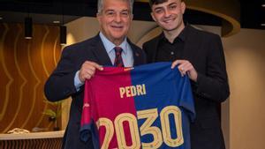 Laporta i Pedri, ahir, davant una maqueta del nou Camp Nou. | FCB