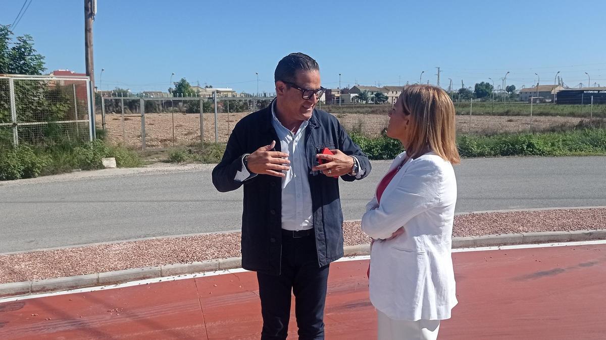 La delegada de Gobierno, Pilar Bernabé, charla con el presidente de la Mancomunitat de l'Horta Sud, José F. Cabanes.