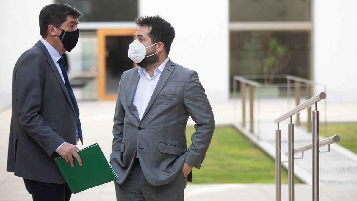 Juan Marín y Fran Carrillo, en el Parlamento andaluz.