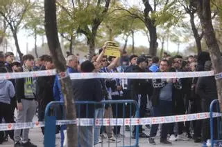 Un centenar de herculanos muestra su hartazgo con la directiva antes del partido contra el Antequera