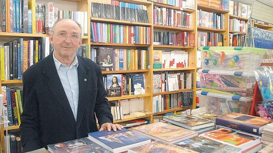 Manuel Vilariño Fernández, en su librería Vilafer, en Cangas.