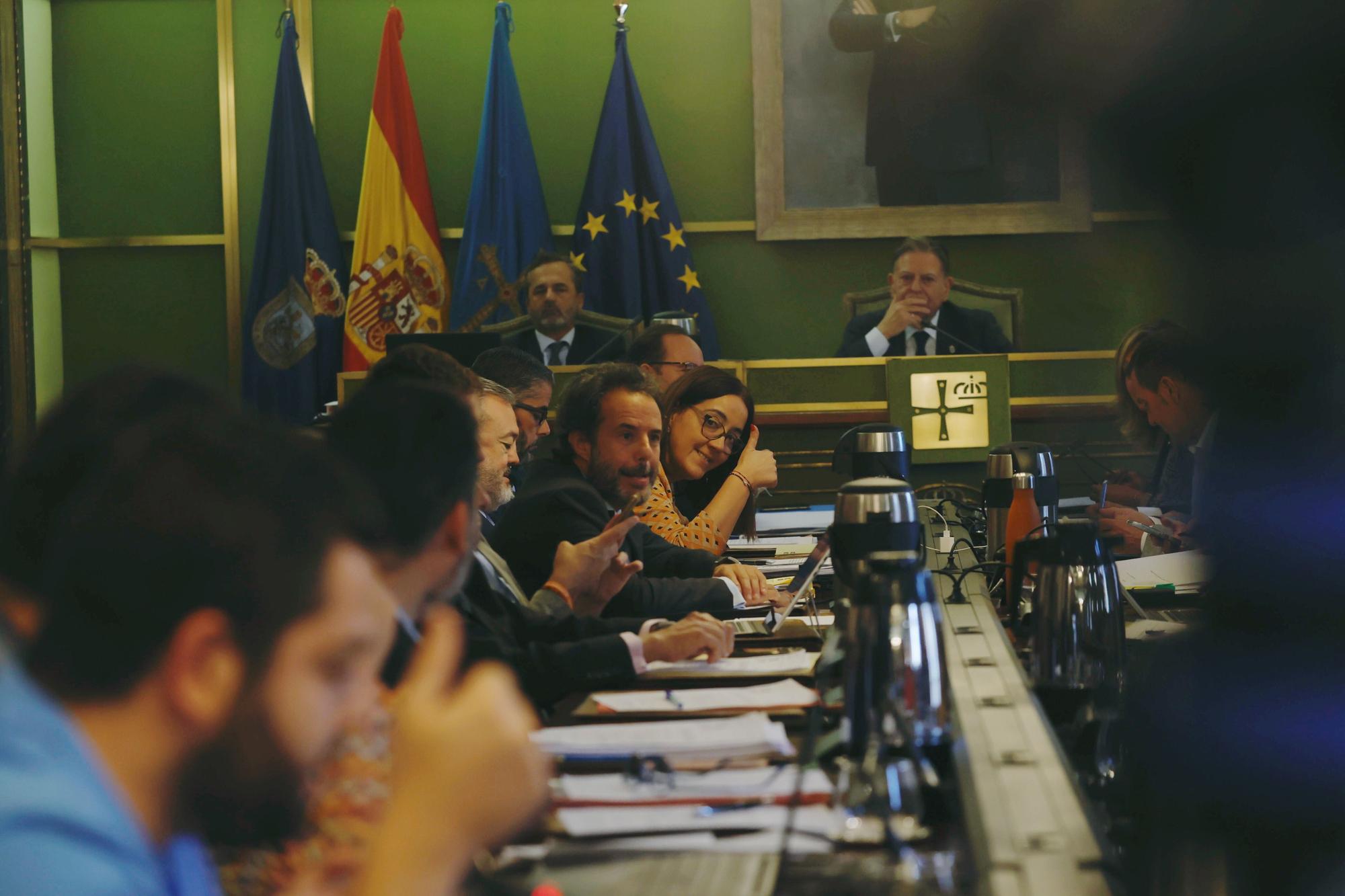 EN IMÁGENES: Pleno municipal en Oviedo con protestas de los vecinos por las terrazas del Antiguo