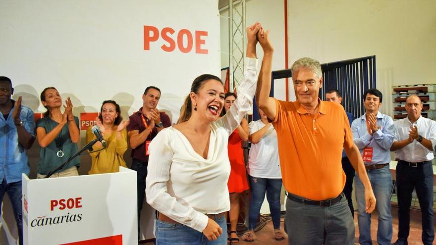 Loly Corujo y José Juan Cruz, en la clausura del noveno congreso del PSOE en Lanzarote. Detrás, algunos de los miembros de la nueva Ejecutiva Insular.