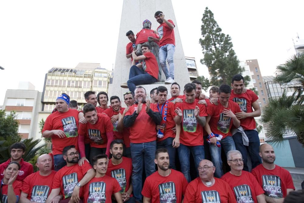 El Saguntino celebra el título de campeón