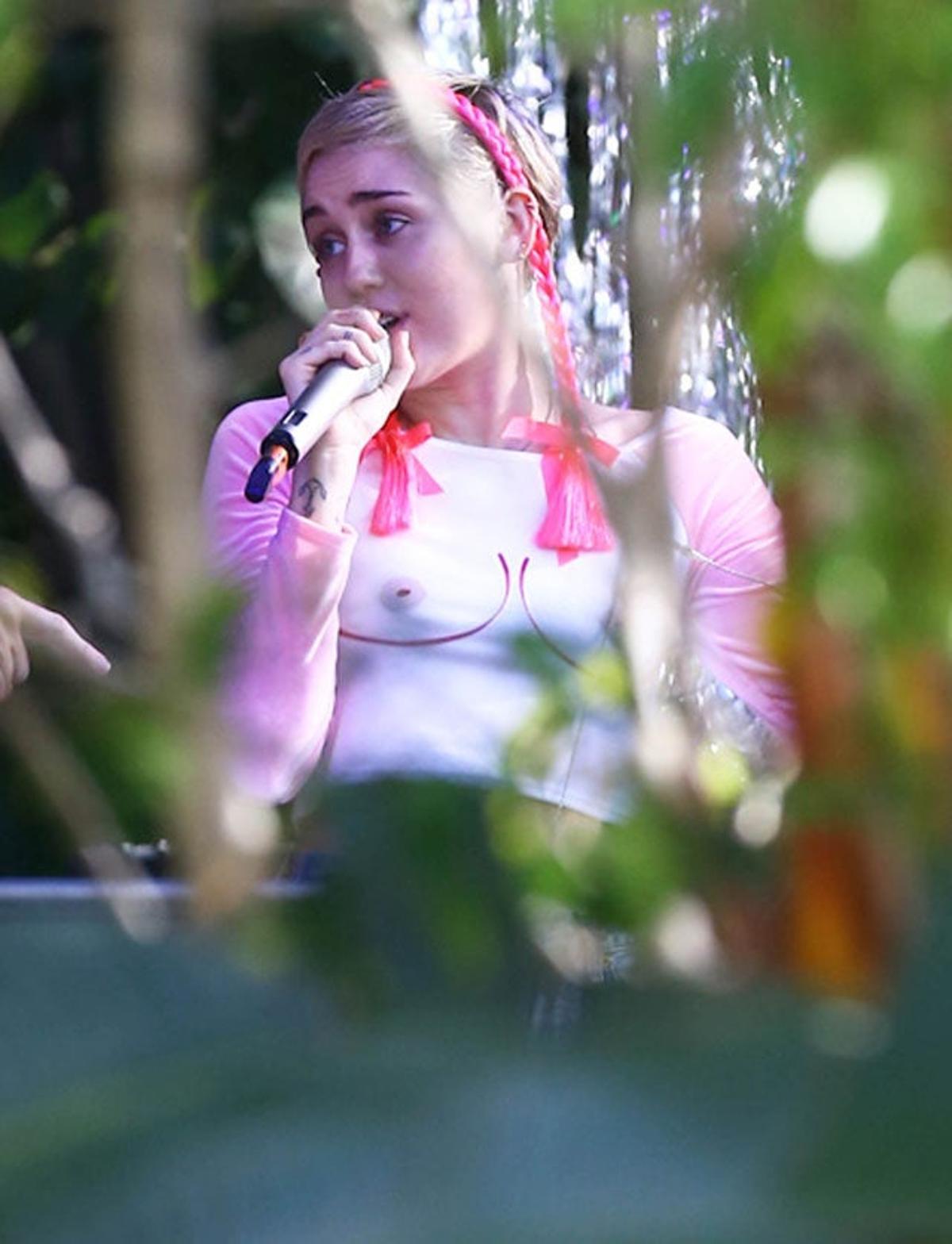 Miley Cyrus y sus peculiares "pechos"