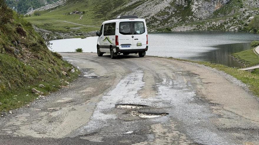 Conflicto en los lagos de Covadonga: Cangas de Onís exige al Principado la reparación urgente del tramo de carretera que Enol y La Ercina