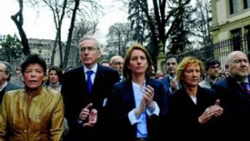 Las tesis de Mayor Oreja sobre ETA abren una brecha en el PP vasco
