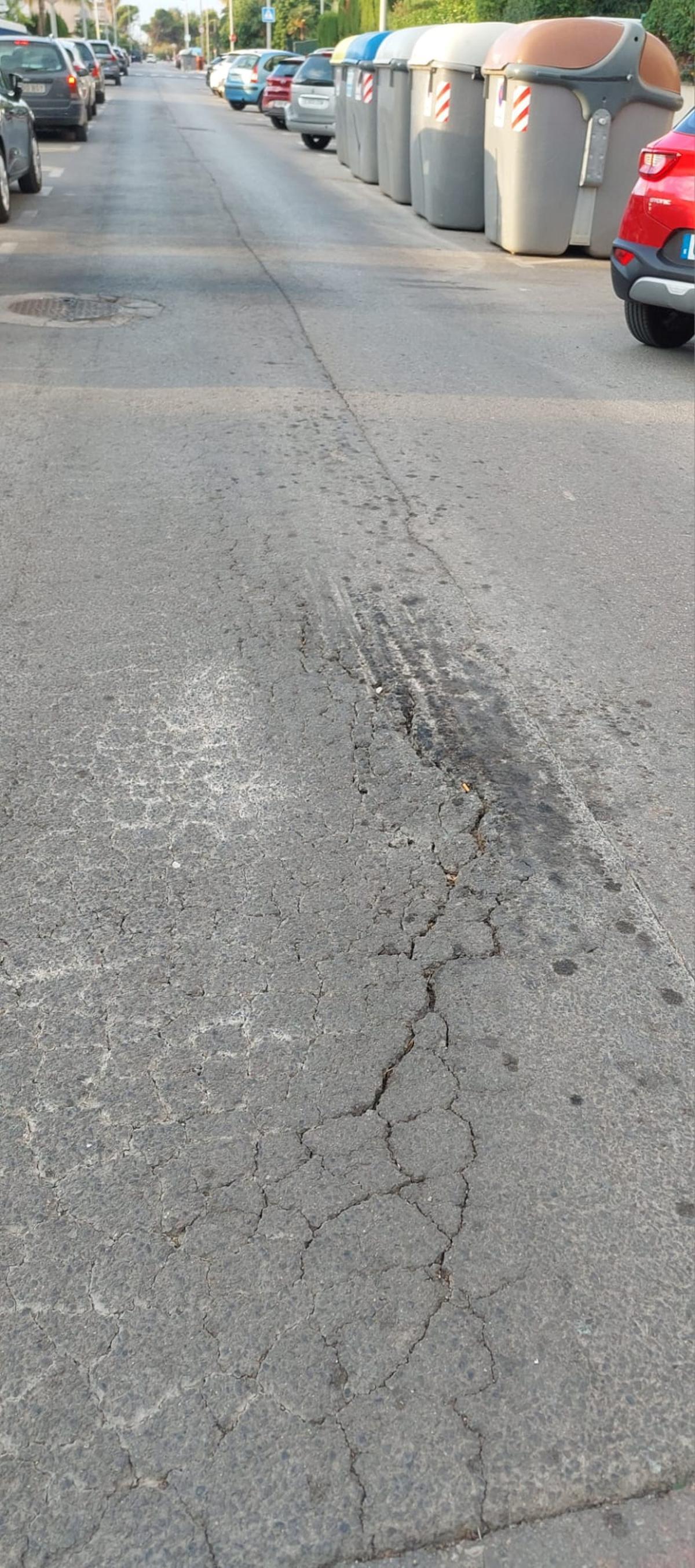 Grietas en una calle de la playa de Canet.