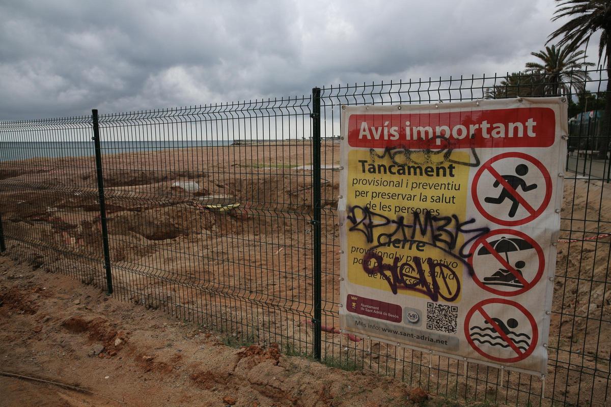 Cartel colgado en la valla que cierra la playa contaminada de Sant Adrià de Besòs.