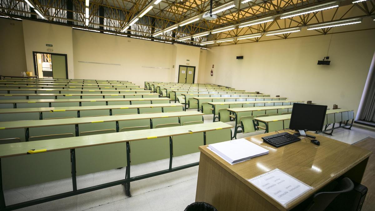 Un aula vacía en la facultad de Economía y Empresa de Oviedo