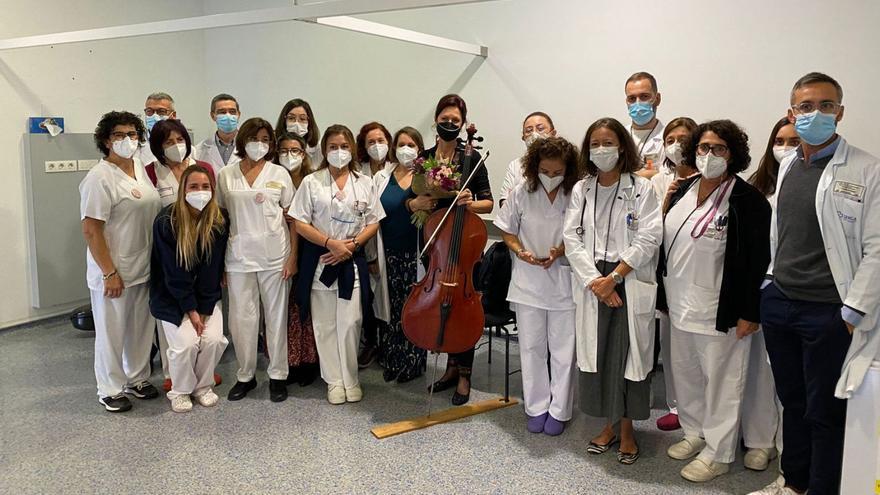 La violonchelista principal de la OSG Rouslana Prokopenko, con el personal sanitario, tras su recital de ayer en el hospital de día del Servicio de Oncología del Chuac. | // L.O.