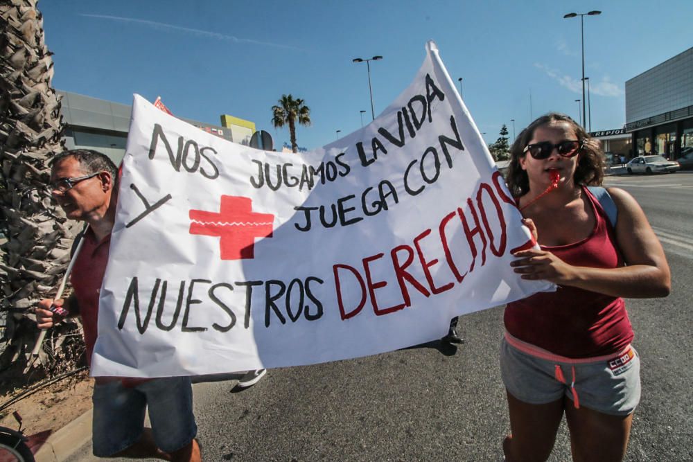 Manifestación despedidos de Cruz Roja Torrevieja