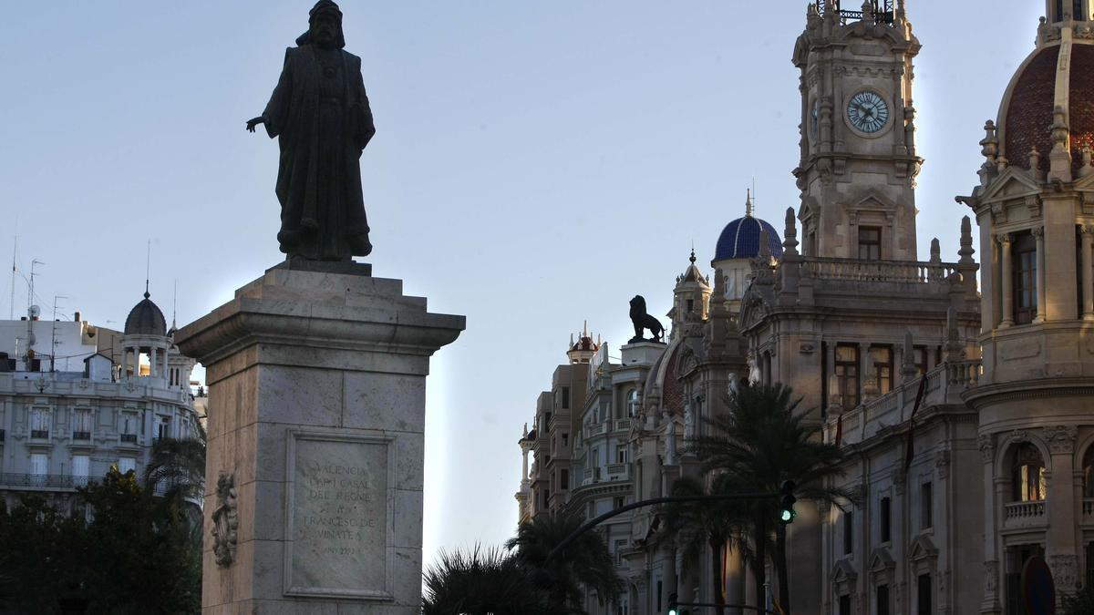 Estatua de Francesc de Vinatea en la Playa del Ayuntamiento de València