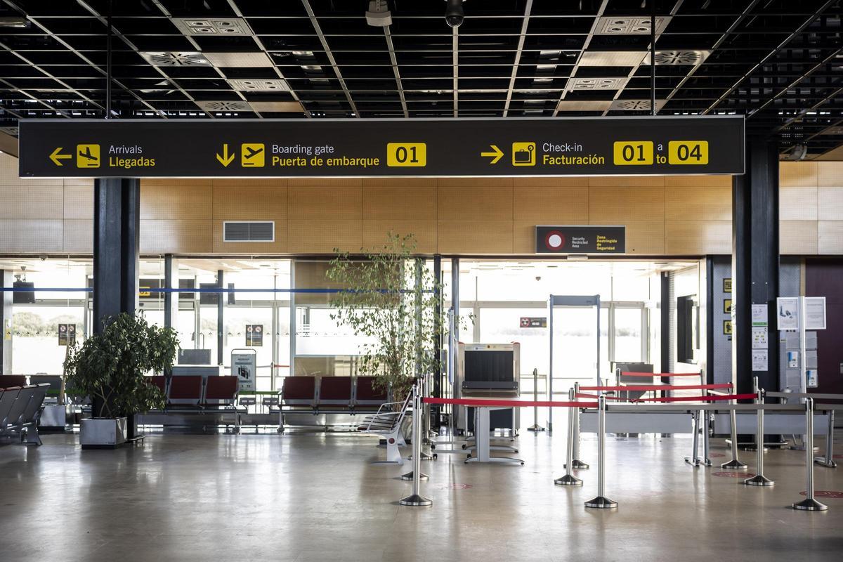 En imágenes | Este es el estado actual del aeropuerto Huesca-Pirineos, el menos utilizado de España
