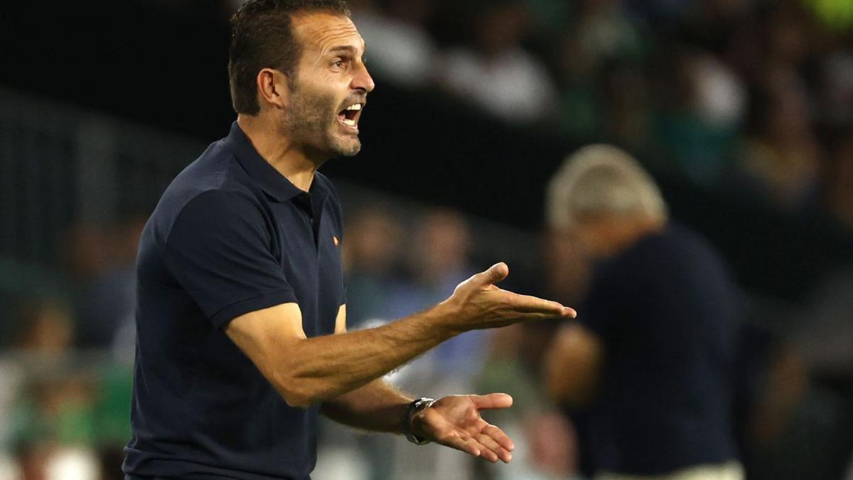 Baraja da instrucciones desde su área técnica