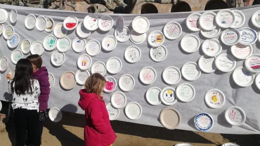 Acte de protesta per la gestió dels menjadors escolars a Girona.