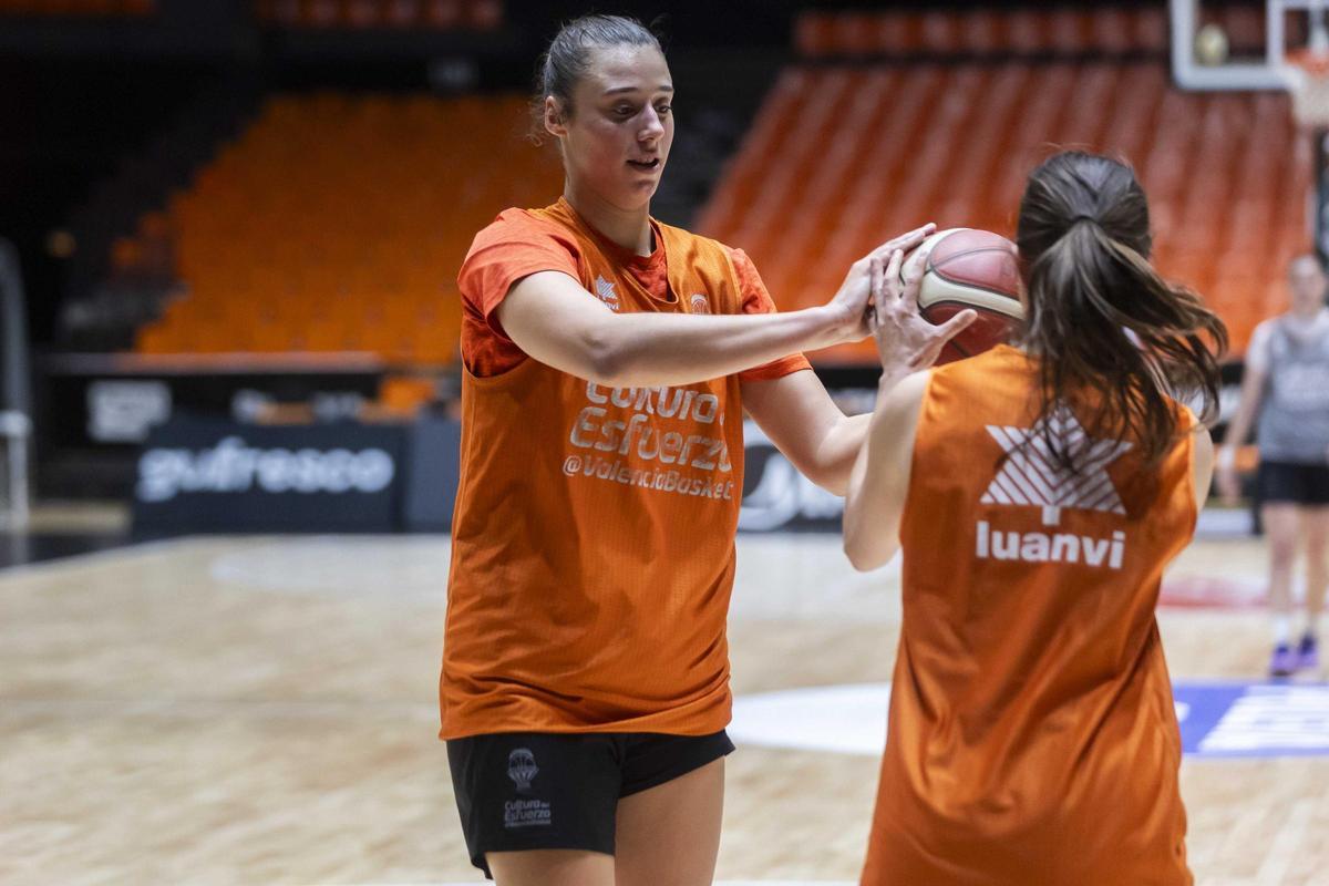 Entrenamiento abierto con la afición de Valencia Basket
