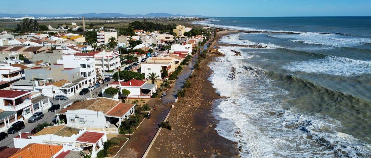 Panorámica tomada con dron del litoral de Almenara, donde el temporal ha vuelto a causar destrozos.