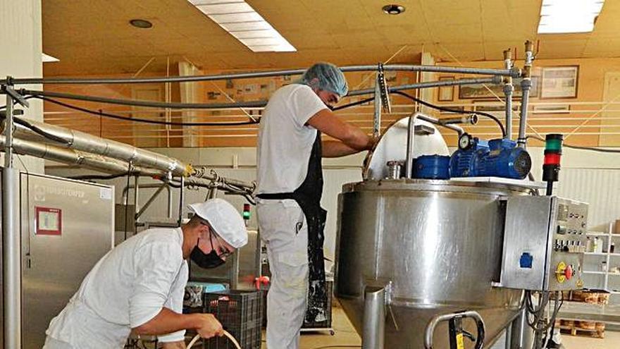 Dos trabajadores de un obrador de pastelería. | PADILLA