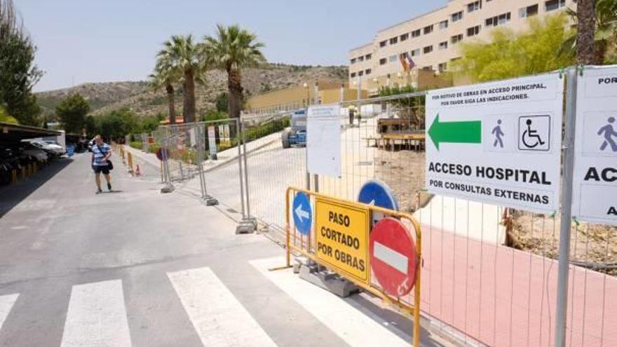 Las obras más visibles del Hospital General de Elda son la de los accesos a la entrada principal.