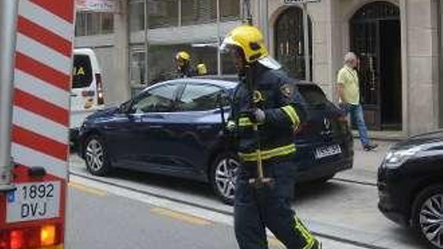 Un bombero, ante la casa. // RV