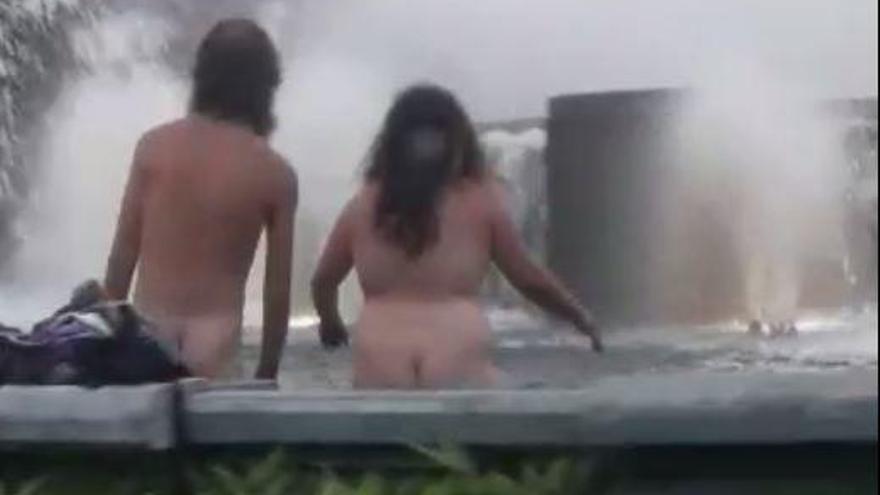 Una pareja se baña desnuda en la fuente de la rotonda de la Cruz Roja de Oviedo