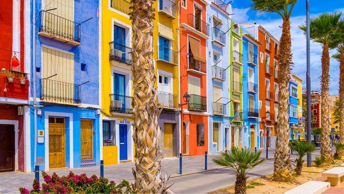 Villajoyosa es famosa por sus pintorescas casitas de colores