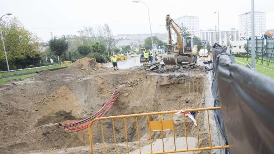 Obras de reparación de una avería en una tubería en la ronda de Outeiro en 2014.