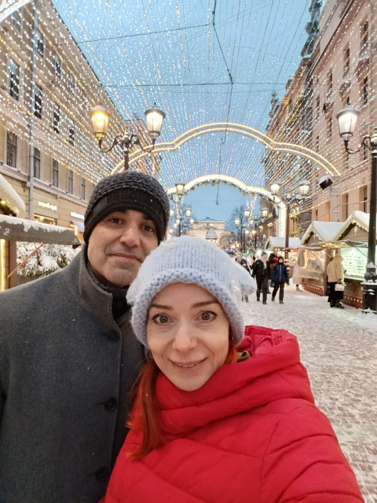 Carlos Mateos, madrileño viviendo en Rusia, junto a su mujer.