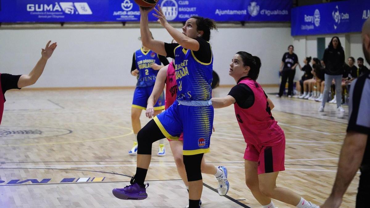 Míriam Tajahuerce llança a una cama en el partit contra el Castelldefels