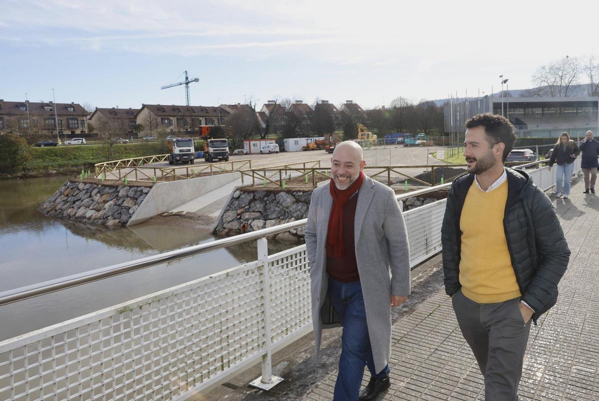 Rodrigo Pintueles, a la izquierda, y Alejandro Navazas, visitando Piles Natural.