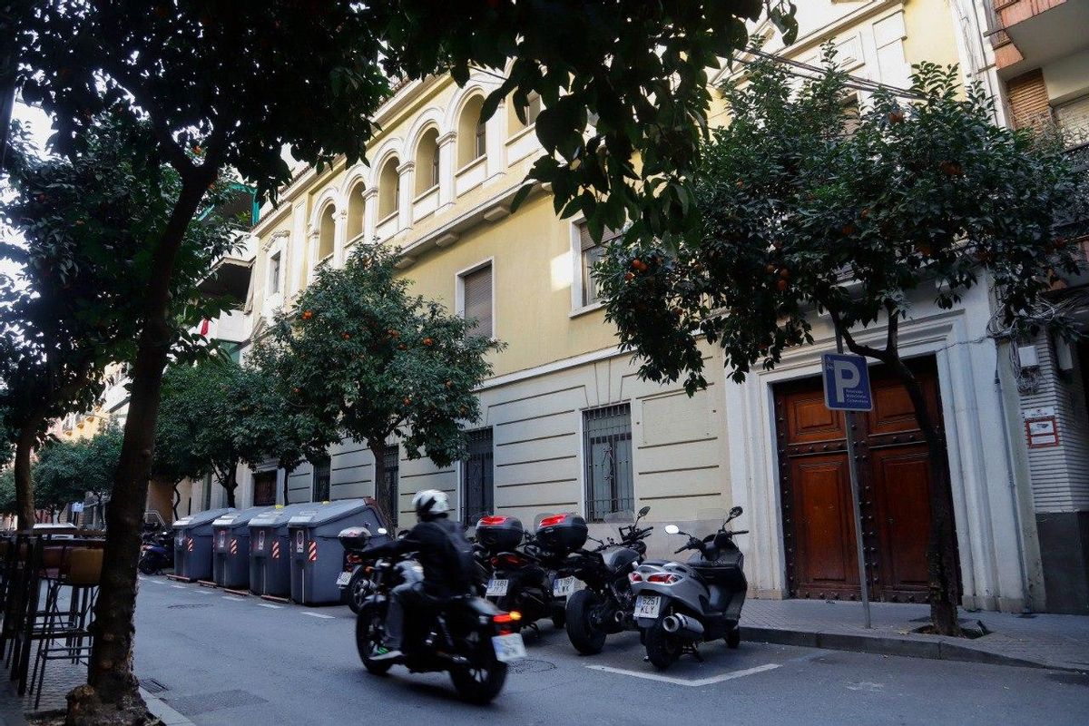 Fachada del edificio que fue sede de la obra social de Cajasur en Reyes Católicos.