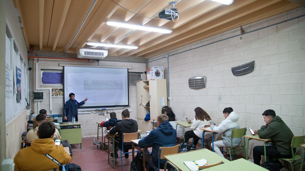 El profesor Luis Higueras, con sus alumnos de FP Básica en el Instituto José Navarro y Alba de Archidona.