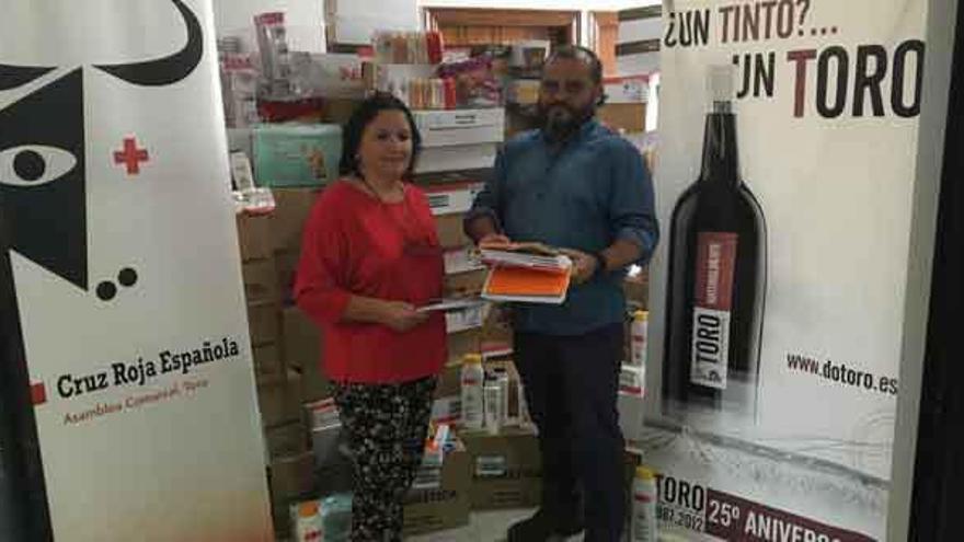 Paquita Hernández y Felipe Nalda, durante la entrega de los productos adquiridos por la DO.