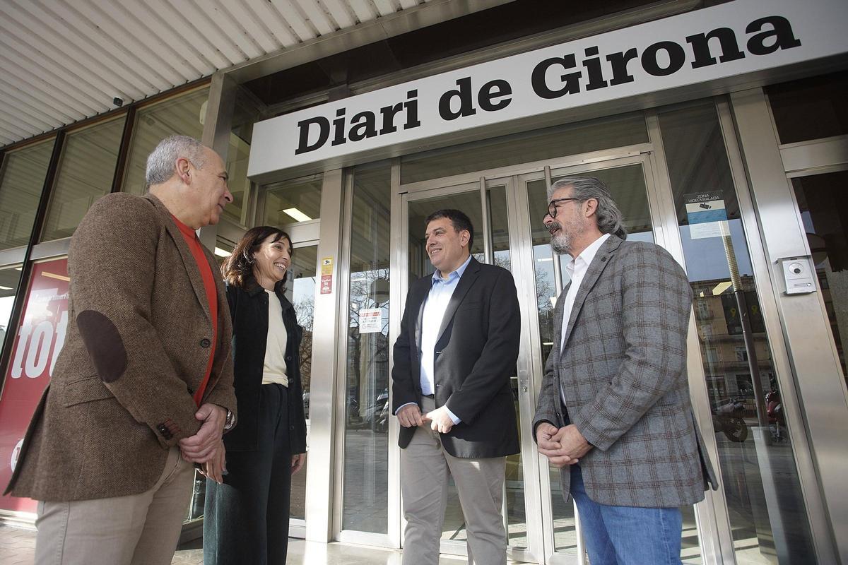 Els cofundadors de Qwadrum, Carlos Montañés i Èlia Torroella, amb el subdirector i el gerent de Diari de Girona, Oriol Puig i Maneu Fernández.