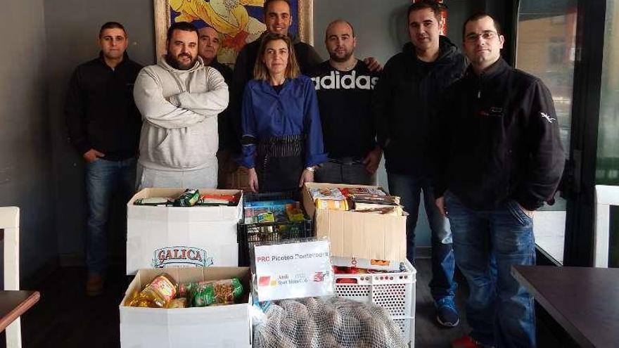 Miembros del club con las cajas de alimentos. // FdV