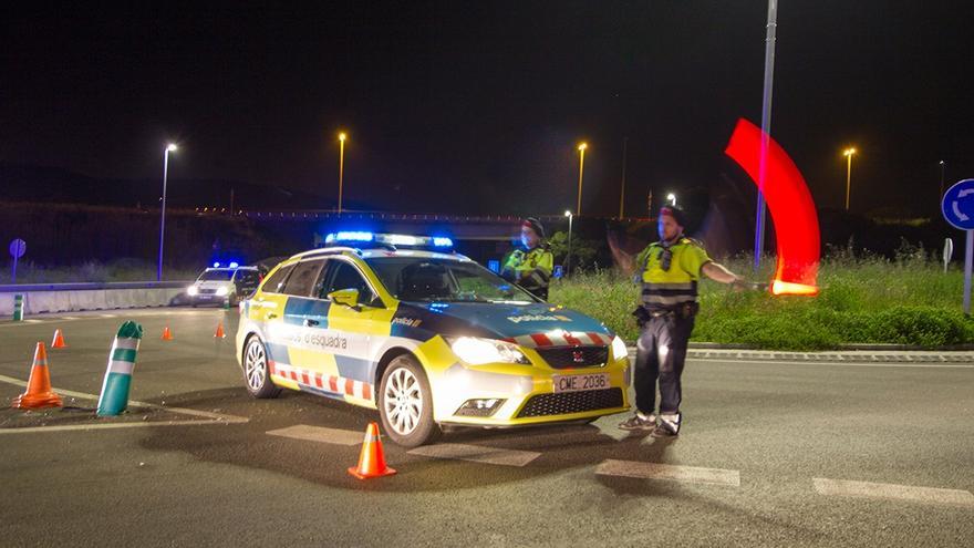 Enxampat conduint molt begut, contra direcció, amb el capó obert i traient el cap per la finestra