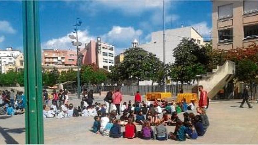 Els estudiants desallotjats de l&#039;escola Eiximenis van estar gairebé dues hores a la plaça de la Constitució.