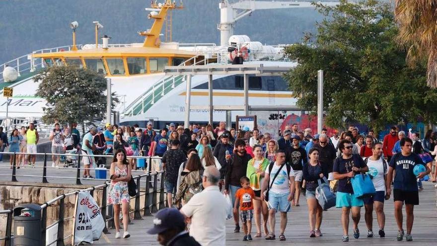 Visitantes de las Cíes, ayer, desembarcando de regreso a Vigo. // José Lores