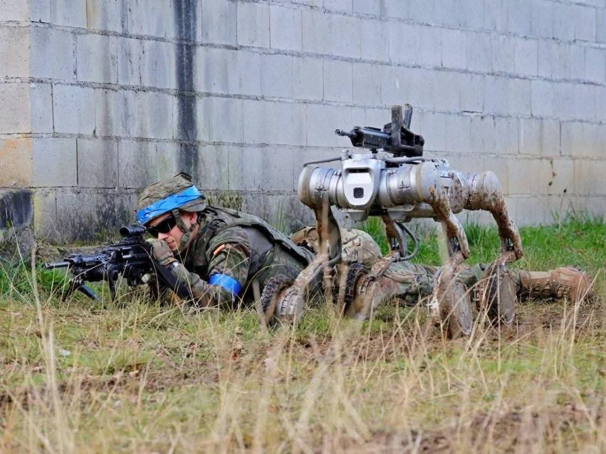 VÍDEO: El Ejército prueba la tecnología asturiana de la empresa Alisys para entrenar con robots armados